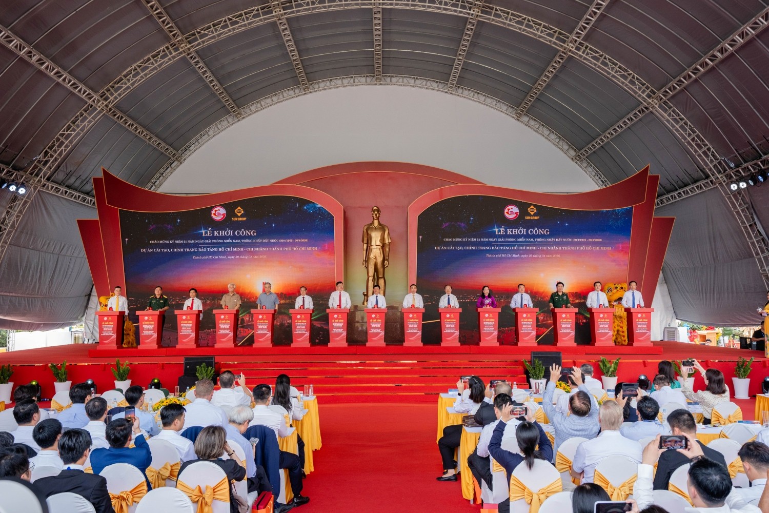 nghi-thuc-bam-nut-le-khoi-cong-1780753204.jpg