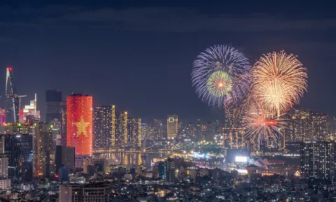 Bắn pháo hoa nghệ thuật chào mừng  kỷ niệm 50 năm Thành phố mang tên Chủ tịch Hồ Chí Minh