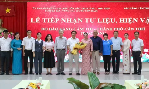 Bảo tàng Côn Đảo tiếp nhận các hiện vật, tư liệu có giá trị từ Bảo tàng Cầm Thi trao tặng